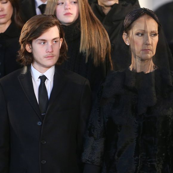 Ils sont assis ensemble, tous habillés de blanc et souriants. La légende déchire le coeur, la voici une fois traduite en français : 

Céline Dion et son fils René-Charles Angélil - Sorties des obsèques nationales de René Angélil en la Basilique Notre-Dame de Montréal, le 22 janvier 2016.© Morgan Dessales/Bestimage