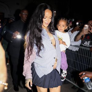 Enceinte, Rihanna tient son fils Riot alors qu'elle attend le papa A$AP Rocky’s à AWGE Obligatory Fashion Show à Paris.