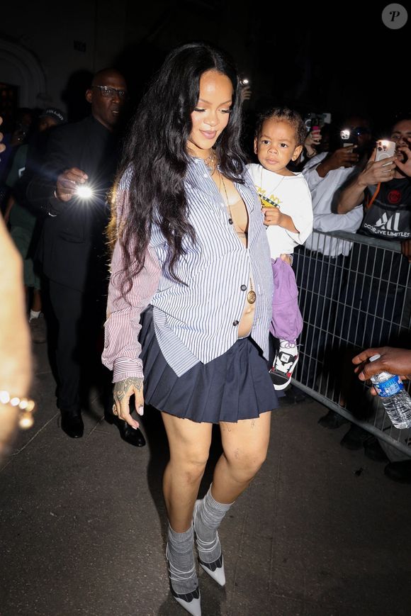 Enceinte, Rihanna tient son fils Riot alors qu'elle attend le papa A$AP Rocky’s à AWGE Obligatory Fashion Show à Paris.