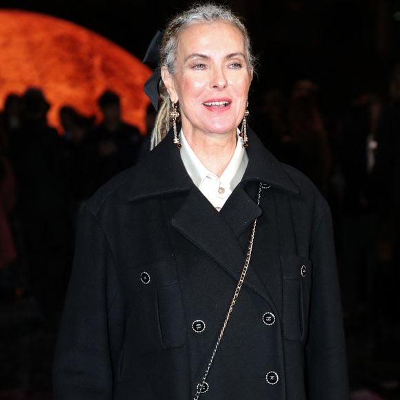 Carole Bouquet rend hommage à Samuel Paty, assassiné en 2020. 

Carole Bouquet - Célébrités au Défilé Chanel, Collections Prêt-à-porter Printemps / Eté 2026, dans le cadre de la Fashion Week de Paris. Au Grand Palais à Paris, France, le 06 Octobre 2025. 

© Bertrand Rindoff / Bestimage