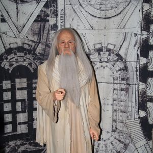 Touché au cœur par ce départ, Yann Le Gac songe lui-même à tourner la page. Il expliquait-il à TV Magazine en août dernier : "J’y songe depuis quelque temps, mais cette année et pour les années qui arrivent, il y a quand même un grand changement sur le Fort, c’est le départ d’Olivier Minne"

Le père Fouras - Entrée du père Fouras au musée Grévin à l'occasion des 30 ans de l'émission télé "Fort Boyard" à Paris le 17 juin 2019.  Fort Boyard continue de fêter son 30ème anniversaire en grande pompe. À cinq jours du retour du programme estival à succès de France 2 présenté par O.Minne, le musée Grévin a inauguré le décor qui lui est consacré.  © Philippe Baldini/Bestimage