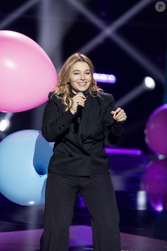 "Je commence à l'heure parce qu'il le faut puisqu'à la première date j'ai commencé à l'heure ! Dès que je croise les membres de mon équipe, je commence mais après il y a un ordre parce que si la première date s'est bien passée je dois refaire le même ordre"

Exclusif - Santa - Enregistrement de l'émission "La fête de la chanson française" à Paris, présentée par L.Thilleman et A.Manoukian, et diffusée le 20 décembre sur France 3
© Pierre Perusseau / Bestimage