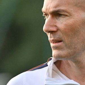 C'est par le biais de son épouse, Véronique Fernandez, que Zizou a pris racine dans le coin. La belle-famille de l'ancien numéro 10 y est en effet installée depuis la fin des années 1950. 

Zinedine Zidane - Entraînement de l'équipe de France en préparation de la Ligue des nations de l'UEFA 2026 au Centre national de Clairefontaine le 21 septembre 2026. © Christian Liewig/Bestimage