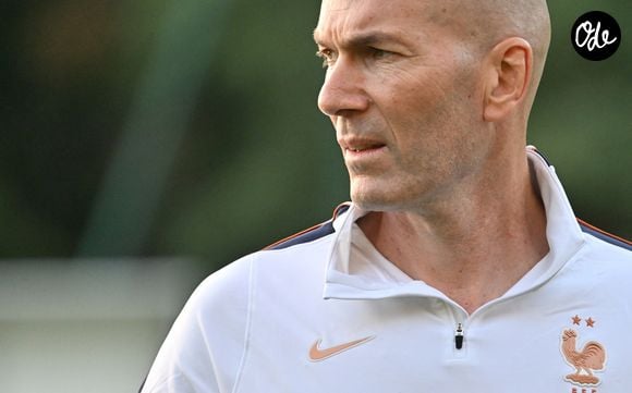 C'est par le biais de son épouse, Véronique Fernandez, que Zizou a pris racine dans le coin. La belle-famille de l'ancien numéro 10 y est en effet installée depuis la fin des années 1950. 

Zinedine Zidane - Entraînement de l'équipe de France en préparation de la Ligue des nations de l'UEFA 2026 au Centre national de Clairefontaine le 21 septembre 2026. © Christian Liewig/Bestimage