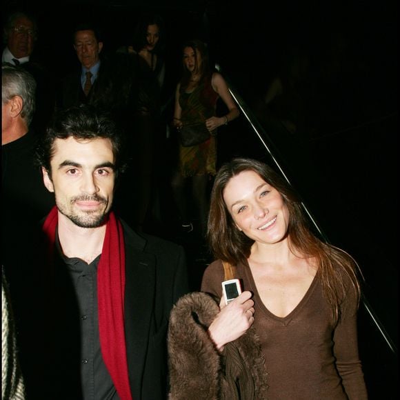 Séparés depuis 19 ans, ils sont restés en très bons termes.

Carla Bruni et Raphaël Enthoven lors de l'avant-première du film "Fauteuil d'Orchestre" à l'UGC Normandie à Paris.
BERTRAND RINDOFF PETROFF / BESTIMAGE