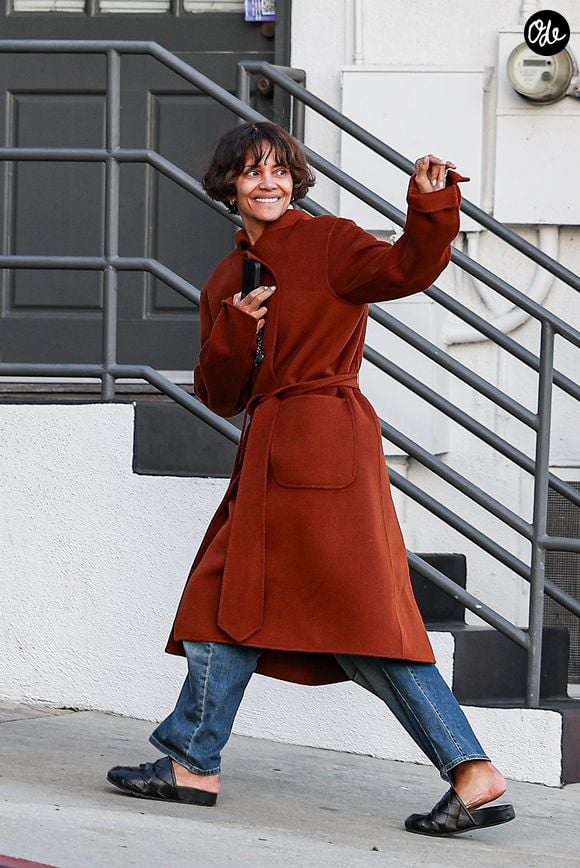 Exclusif - Halle Berry dans les rues de West Hollywood.

© Bestimage