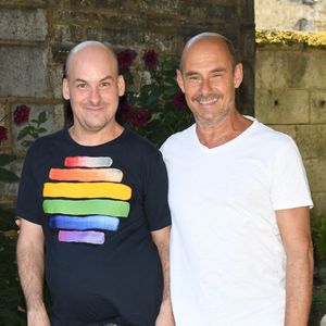Sur son site officiel, Alexandre Jollien est sans filtre sur ce qui lui est arrivé, à savoir un étranglement avec le cordon ombilical à sa naissance

Alexandre Jollien et Bernard Campan - Photocall du film "Presque" lors du 14ème Festival du Film Francophone d'Angoulême. Le 25 août 2021
© Coadic Guirec / Bestimage