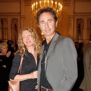 Thierry Lhermitte et Hélène au ministère de l'Art à Paris, France, le 4 mai 2005. 

Photo : Giancarlo Gorassini / Abaca