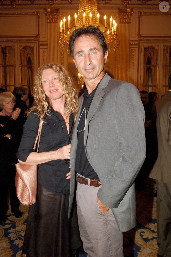 Thierry Lhermitte et Hélène au ministère de l'Art à Paris, France, le 4 mai 2005. 

Photo : Giancarlo Gorassini / Abaca