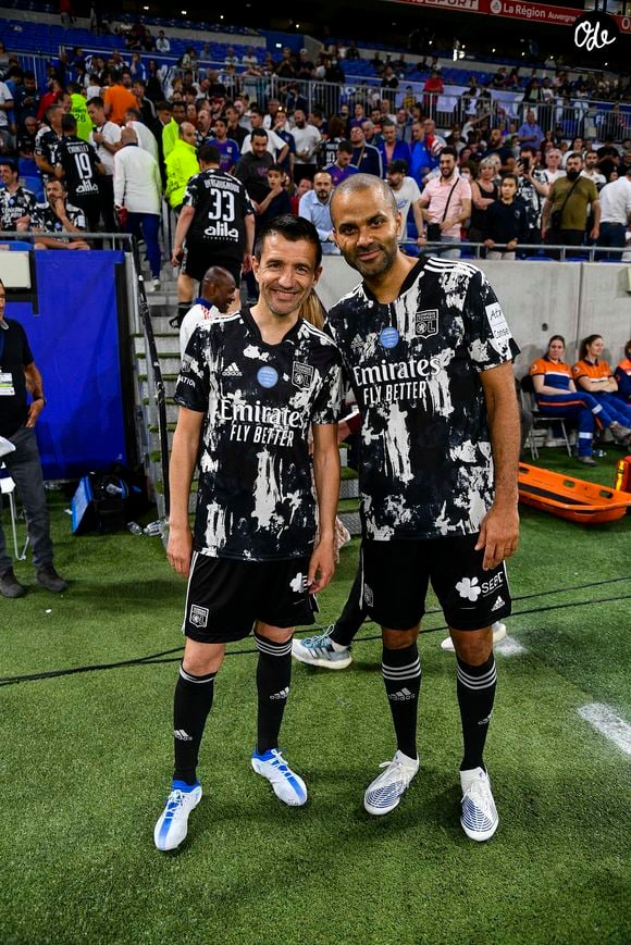 Eric Carriere et Tony Parker lors du match de football caritatif  "Le match des héros UNICEF" entre l'OL Légendes et la team Unicef en faveur de l'association Aide Médicale & Caritative France-Ukraine (AMC France-Ukraine) au Groupama Stadium à Lyon, France, le 10 mai 2022. Victoire de Lyon 1 à 0, but de Sonny Anderson. La somme de 482 490€ a été récoltée pour les enfants d'Ukraine. © Pierre Perusseau/Bestimage