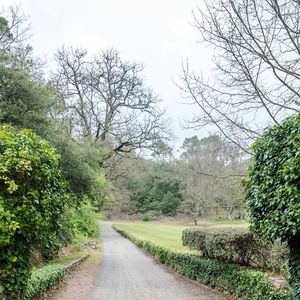 Domaine du Canadel à Brignoles. Le 29 avril 2021. L'acteur hollywoodien George Clooney et son épouse, l'avocate Amal, deviendront propriétaires d'un domaine de 170 hectares situé dans le sud de la France à Brignoles. Le lieu est connu sous le nom de domaine du Canadel. Il s'agit d'une maison de campagne provençale du XVIIIe siècle estimée en 2013 à plus de 9 millions d'euros. Le domaine comprend également des vignes et une oliveraie. La maison de campagne s'étend sur une surface de 900 mètres carrés répartis sur 3 étages. Photo by Florian Escoffier/ABACAPRESS.COM