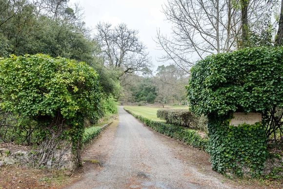Domaine du Canadel à Brignoles. Le 29 avril 2021. L'acteur hollywoodien George Clooney et son épouse, l'avocate Amal, deviendront propriétaires d'un domaine de 170 hectares situé dans le sud de la France à Brignoles. Le lieu est connu sous le nom de domaine du Canadel. Il s'agit d'une maison de campagne provençale du XVIIIe siècle estimée en 2013 à plus de 9 millions d'euros. Le domaine comprend également des vignes et une oliveraie. La maison de campagne s'étend sur une surface de 900 mètres carrés répartis sur 3 étages. Photo by Florian Escoffier/ABACAPRESS.COM