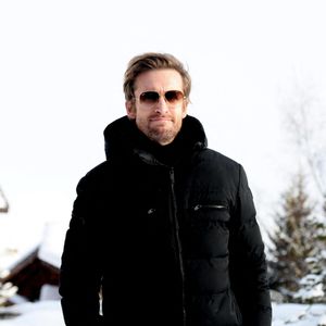 Aujourd'hui, il y retourne en famille, avec Elodie Fontan et leur fils Raphaël, pour passer de bons moments.

Philippe Lacheau au photocall du film "Mauvaise Pioche" lors du 29ème Festival International du Film de Comédie de l'Alpe d'Huez, le 22 janvier 2026. © Dominique Jacovides/Bestimage