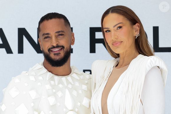 Slimane Nebchi et Charlotte Gonin (Vitaa). au photocall du défilé Stéphane Rolland Collection Haute Couture Automne/Hiver 2025-2026 lors de la Fashion Week de Paris (PFW) au théâtre des Champs-Élysées, à Paris, France, le 8 juillet 2025. © Sebastien Fremont/Bestimage