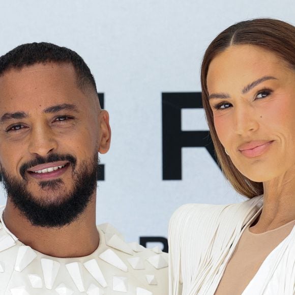 Slimane Nebchi et Charlotte Gonin (Vitaa). au photocall du défilé Stéphane Rolland Collection Haute Couture Automne/Hiver 2025-2026 lors de la Fashion Week de Paris (PFW) au théâtre des Champs-Élysées, à Paris, France, le 8 juillet 2025. © Sebastien Fremont/Bestimage