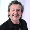 Jean-Luc Reichmann en vacances dans un village perdu, ses six enfants et leurs petits amis présents