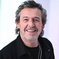 Jean-Luc Reichmann en vacances dans un village perdu, ses six enfants et leurs petits amis présents