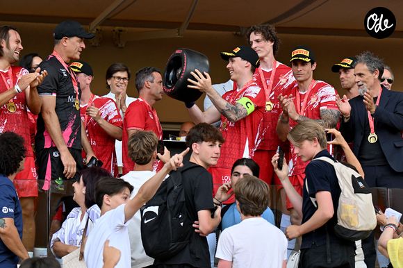 Louis Ducruet (président des Barbagiuans), le capitaine des Barbagiuans, entouré par son équipe, lors du match de football caritatif au stade Louis II de Monaco opposant les Barbagiuans aux pilotes de l'équipe Nazionale Piloti dans le cadre de la "Racing Stars Football Cup" le 3 juin 2026.
Depuis 35 ans, des pilotes automobiles participent chaque année à un match de football caritatif organisé à Monaco. Ce " match des pilotes " a accueilli tous les plus grands de la Formule 1, y compris Michael Schumacher. En 2025, une nouvelle mouture a vu le jour, la Racing Stars Football Cup, sous la houlette de Louis Ducruet, le fils de la princesse Stéphanie. Ce 3 juin 2026, avait lieu la deuxième édition de l'événement caritatif, organisé au profit de deux associations.
Les fonds récoltés lors de l'événement seront reversés à deux associations. La première est " Mercy Ships ", qui déploie des navires-hôpitaux afin d'offrir des soins chirurgicaux gratuits en Afrique. La seconde association est " Les Soins de l'espoir ", qui est engagée auprès d'enfants et d'adultes défavorisés en Asie du Sud-Est, notamment au Vietnam.
Les Barbagiuans ont remporté le match 6 - 2

© Bruno Bebert / Bestimage