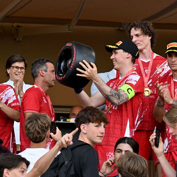 Louis Ducruet (président des Barbagiuans), le capitaine des Barbagiuans, entouré par son équipe, lors du match de football caritatif au stade Louis II de Monaco opposant les Barbagiuans aux pilotes de l'équipe Nazionale Piloti dans le cadre de la "Racing Stars Football Cup" le 3 juin 2026.
Depuis 35 ans, des pilotes automobiles participent chaque année à un match de football caritatif organisé à Monaco. Ce " match des pilotes " a accueilli tous les plus grands de la Formule 1, y compris Michael Schumacher. En 2025, une nouvelle mouture a vu le jour, la Racing Stars Football Cup, sous la houlette de Louis Ducruet, le fils de la princesse Stéphanie. Ce 3 juin 2026, avait lieu la deuxième édition de l'événement caritatif, organisé au profit de deux associations.
Les fonds récoltés lors de l'événement seront reversés à deux associations. La première est " Mercy Ships ", qui déploie des navires-hôpitaux afin d'offrir des soins chirurgicaux gratuits en Afrique. La seconde association est " Les Soins de l'espoir ", qui est engagée auprès d'enfants et d'adultes défavorisés en Asie du Sud-Est, notamment au Vietnam.
Les Barbagiuans ont remporté le match 6 - 2

© Bruno Bebert / Bestimage