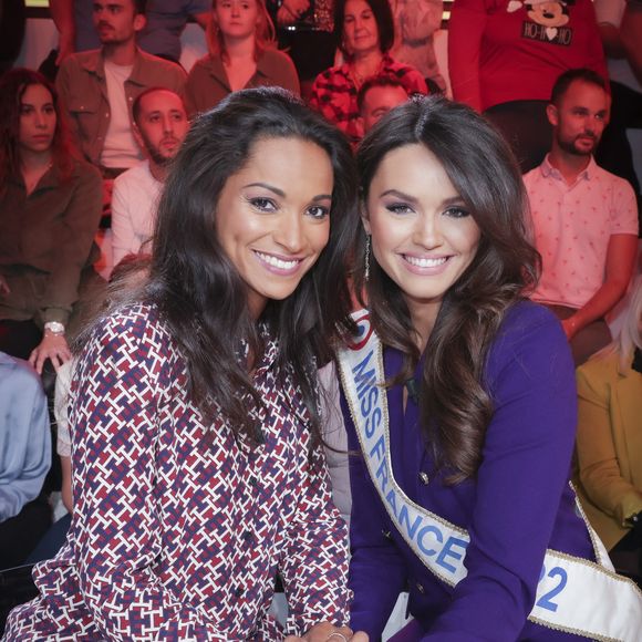 Exclusif - Cindy Fabre (Miss France 2005 et nouvelle directrice de Miss France), Diane Leyre (Miss France 2022) - Sur le plateau de l’émission TPMP (Touche Pas à Mon Poste) présentée en direct par C.Hanouna et diffusée sur C8 - Paris le 19/09/2022 - © Jack Tribeca / Bestimage