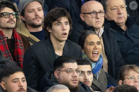 Jeanne Herry et son fils Antoine - Célébrités dans les tribunes du match de Ligue des Champions entre le PSG contre le Bayern de Munich (1-2) au Parc des Princes à Paris. © Cyril Moreau/Bestimage