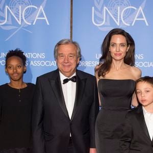 Shiloh, Pax, Vivienne et Zahara avec António Guterres - Angelina Jolie a reçu le prix "UNCA (United Nations Correspondents Association) Global Citizen of the Year Award 2017" à l'ONU, New York le 15 decembre 2017.