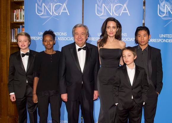 Shiloh, Pax, Vivienne et Zahara avec António Guterres - Angelina Jolie a reçu le prix "UNCA (United Nations Correspondents Association) Global Citizen of the Year Award 2017" à l'ONU, New York le 15 decembre 2017.