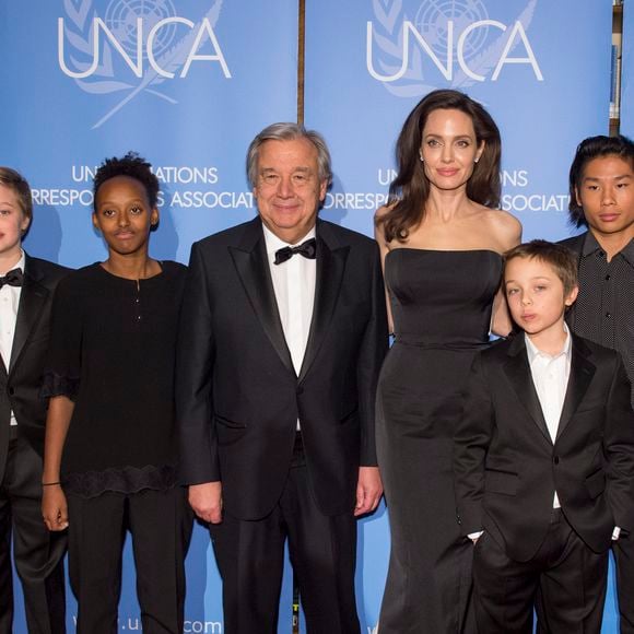 Shiloh, Pax, Vivienne et Zahara avec António Guterres - Angelina Jolie a reçu le prix "UNCA (United Nations Correspondents Association) Global Citizen of the Year Award 2017" à l'ONU, New York le 15 decembre 2017.