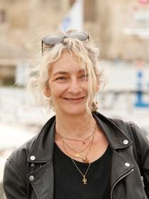 Corinne Masiero et son chéri Nicolas reçoivent les caméras dans leur maison située dans un village de 600 habitants, 6 autres adultes vivent avec eux