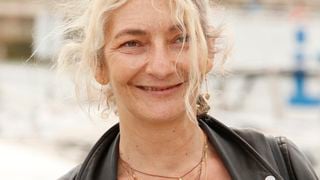 Corinne Masiero et son chéri Nicolas reçoivent les caméras dans leur maison située dans un village de 600 habitants, 6 autres adultes vivent avec eux