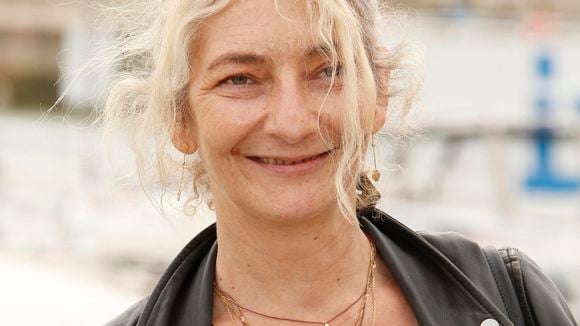 Corinne Masiero et son chéri Nicolas reçoivent les caméras dans leur maison située dans un village de 600 habitants, 6 autres adultes vivent avec eux