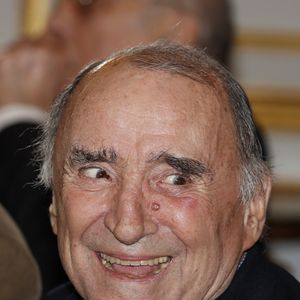 Claude Brasseur avant que le président français François Hollande ne remette la médaille de la Légion d'Honneur à l'acteur français Claude Brasseur au Palais de l'Elysée, Paris, France, le 13 mars 2017. Photo par Henri Szwarc/ABACAPRESS.COM