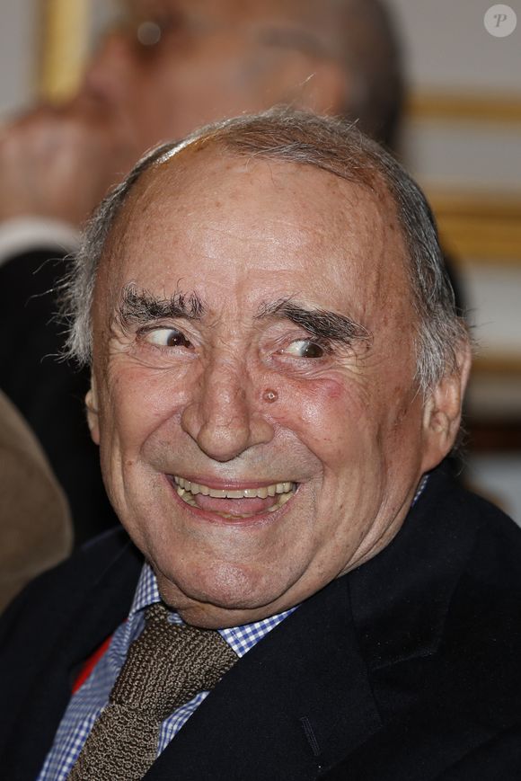Claude Brasseur avant que le président français François Hollande ne remette la médaille de la Légion d'Honneur à l'acteur français Claude Brasseur au Palais de l'Elysée, Paris, France, le 13 mars 2017. Photo par Henri Szwarc/ABACAPRESS.COM