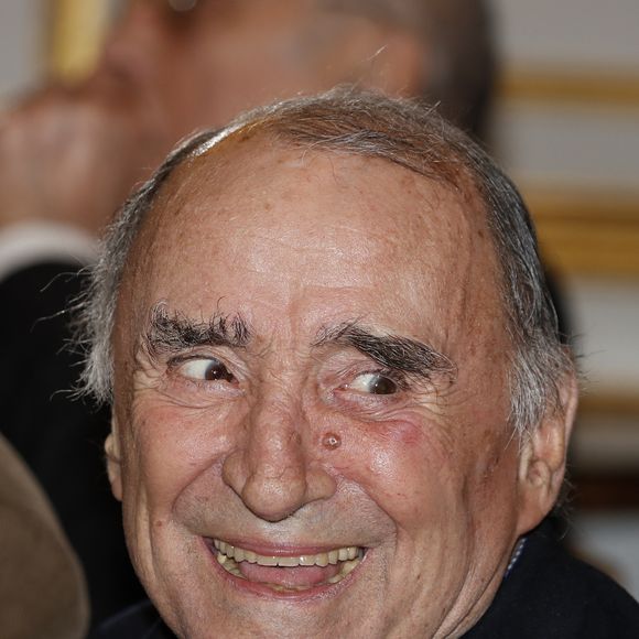 Claude Brasseur avant que le président français François Hollande ne remette la médaille de la Légion d'Honneur à l'acteur français Claude Brasseur au Palais de l'Elysée, Paris, France, le 13 mars 2017. Photo par Henri Szwarc/ABACAPRESS.COM