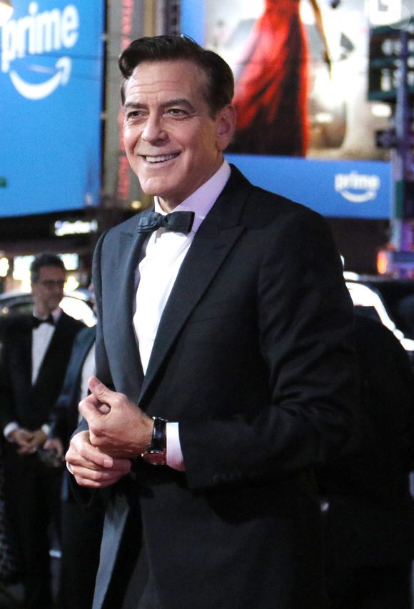George Clooney, installé dans la région depuis deux ans avec sa famille, est apprécié pour son engagement local. 

New York City, NY - Les invités de l'événement "Good Night, and Good Luck Opening Night" (Bonne nuit et bonne chance pour la soirée d'ouverture) se sont retrouvés sur le tapis rouge. Backgrid USA / Bestimage