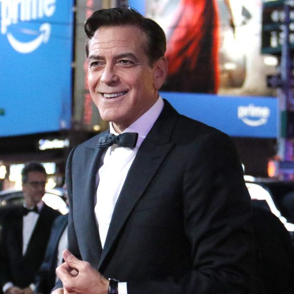 George Clooney, installé dans la région depuis deux ans avec sa famille, est apprécié pour son engagement local. 

New York City, NY - Les invités de l'événement "Good Night, and Good Luck Opening Night" (Bonne nuit et bonne chance pour la soirée d'ouverture) se sont retrouvés sur le tapis rouge. Backgrid USA / Bestimage