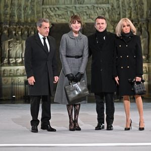 Le président français Emmanuel Macron et son épouse Brigitte Macron, l'ancien président français Nicolas Sarkozy et son épouse Carla Bruni assistent à la cérémonie de bienvenue lors de la réouverture officielle de la cathédrale Notre-Dame de Paris, France, le 7 décembre 2024, après plus de cinq ans de travaux de reconstruction suite à l'incendie d'avril 2019.