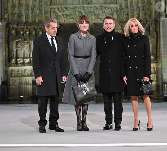 Le président français Emmanuel Macron et son épouse Brigitte Macron, l'ancien président français Nicolas Sarkozy et son épouse Carla Bruni assistent à la cérémonie de bienvenue lors de la réouverture officielle de la cathédrale Notre-Dame de Paris, France, le 7 décembre 2024, après plus de cinq ans de travaux de reconstruction suite à l'incendie d'avril 2019.