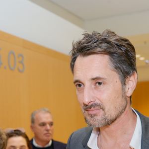 Exclusif - Vincent Cerutti avec son avocat Antoine Vey lors de la deuxième suspension d'audience de son procès, pour atteinte sexuelle, pour avoir mordu, à deux reprises, les fesses de sa collaboratrice chez Chérie FM en 2015, Caroline Barel, au tribunal correctionnel de Paris, France, le 9 décembre 2025. La procureure a requis 6 mois de prison, assorti de sursis simple, et dix mille euros d'amende. L'avocat de l'animateur a de son côté plaidé la relaxe. Le délibéré sera rendu le 4 février 2026.
© Julien Sarkissian/Bestimage