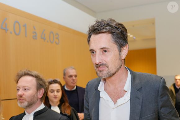 Exclusif - Vincent Cerutti avec son avocat Antoine Vey lors de la deuxième suspension d'audience de son procès, pour atteinte sexuelle, pour avoir mordu, à deux reprises, les fesses de sa collaboratrice chez Chérie FM en 2015, Caroline Barel, au tribunal correctionnel de Paris, France, le 9 décembre 2025. La procureure a requis 6 mois de prison, assorti de sursis simple, et dix mille euros d'amende. L'avocat de l'animateur a de son côté plaidé la relaxe. Le délibéré sera rendu le 4 février 2026.
© Julien Sarkissian/Bestimage
