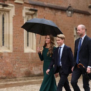 Le prince George de Galles, fait sa rentrée au collège d'Eton entouré de ses parents, le prince William, prince de Galles, et Catherine (Kate) Middleton, princesse de Galles, le 8 septembre 2026.  © PA Wire/PA Images / Bestimage