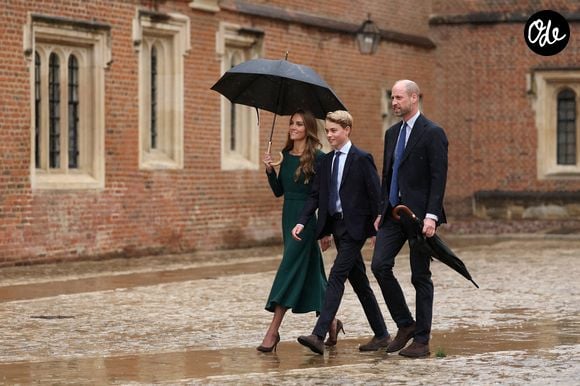 Le prince George de Galles, fait sa rentrée au collège d'Eton entouré de ses parents, le prince William, prince de Galles, et Catherine (Kate) Middleton, princesse de Galles, le 8 septembre 2026.  © PA Wire/PA Images / Bestimage