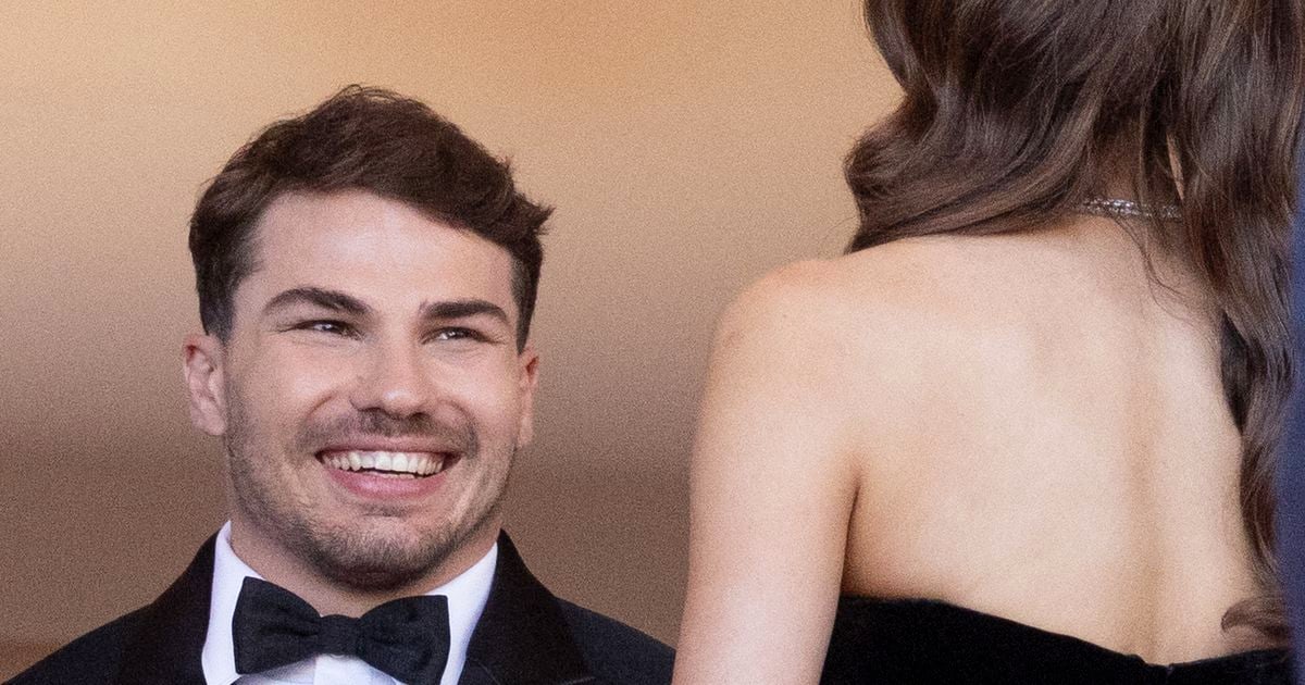 Il n’y a pas qu’Iris Mittenaere dans sa vie ! Antoine Dupont témoigne son admiration à une femme très importante qui a “toujours été un soutien”