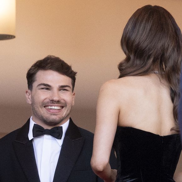 C'est un couple qui a fait sensation à Cannes, et qui n'a pas fini de capter toute l'attention : il s'agit bien sûr d'Antoine Dupont et Iris Mittenaere.

Antoine Dupont et sa compagne Iris Mittenaere - Antoine Dupont et sa compagne Iris Mittenaere se retrouvent sur les marches  du film « Dossier 137 » lors du 78ème Festival International du Film de Cannes.

© Jacovides / Moreau / Bestimage