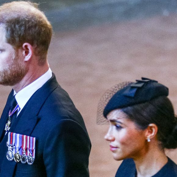 Le prince Harry et Meghan Markle - Procession cérémonielle du cercueil de la reine Elisabeth II du palais de Buckingham à Westminster Hall à Londres le 14 septembre 2022.

© Photoshot / Panoramic / Bestimage