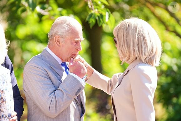 Selon Paris Match, son traitement est anormalement long, mais évoluerait dans une "direction positive", bien que la maladie soit jugée incurable.

La Première dame Brigitte Macron et le Roi Charles III, dans les jardins du château de Windsor avec le roi Charles III d'Angleterre et Camilla Parker Bowles, reine consort, le 9 juillet 2025. Au cours de cette promenade, le chef de l'Etat français et le souverain britannique ont abordé la protection de la biodiversité. Le couple présidentiel français est en visite officielle en Grande-Bretagne du 8 au 10 juillet 2025.

ALPHA AGENCY / BESTIMAGE