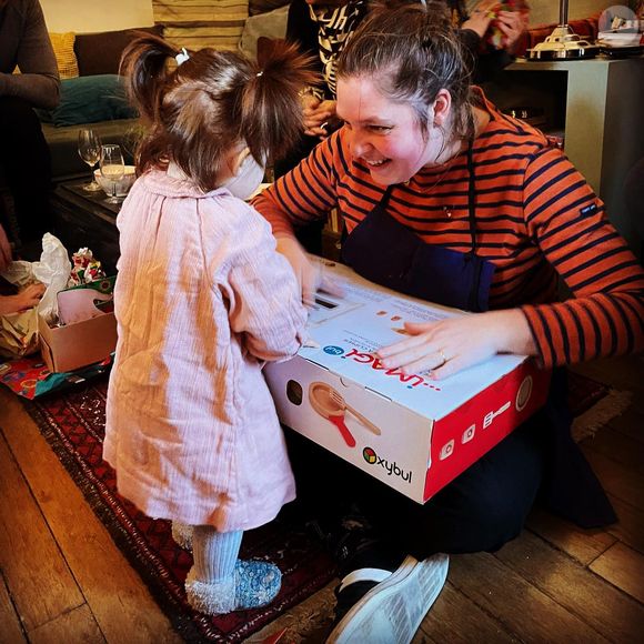 L'établissement accueille les gourmands uniquement pour le déjeuner, du lundi au vendredi.

Chloé Charles, ex-candidate de "Top Chef", mariée à sa belle Gaëlle et maman d'une petite Olga.