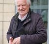 Il explique qu’il y parvient enfin à ralentir le rythme imposé par Paris.

André Dussollier à la sortie des studios de RTL à Neuilly-sur-Seine, le 18 décembre 2025.
© Jonathan Rebboah / Bestimage