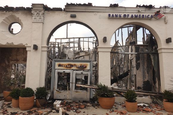 Les pompiers tentent de contrôler les incendies de Los Angeles.