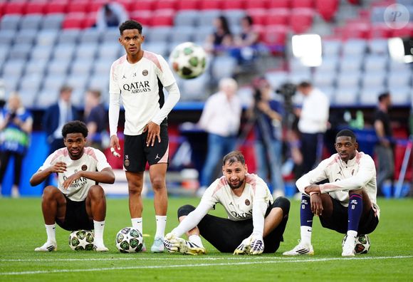 Ibrahim Mbaye du Paris Saint Germain, Gianluigi Donnarumma, gardien de but de Senny Mayulu, et Ousmane Dembele lors d'une séance d'entraînement à l'Allianz Arena, à Munich, avant la finale de l'UEFA Champions League samedi. Mike Egerton/PA Wire.